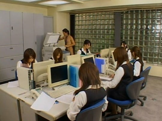 CFNMフルチン全裸男子社員【ホサカさん】の活躍、第３弾！サンプル３