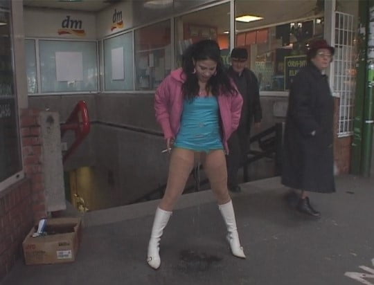 本物の露出狂女？着衣露出＆立ちション放尿！過激野外露出ビデオサンプル７