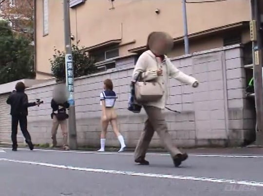 日本ならではのセーラー服着衣野外露出ビデオ！ボトムレス歩行もサンプル５１