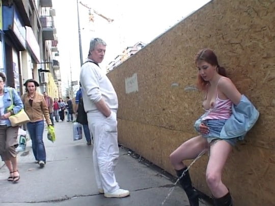 過激野外露出ビデオ！通行人に見られながら女の立ちション放尿サンプル２３