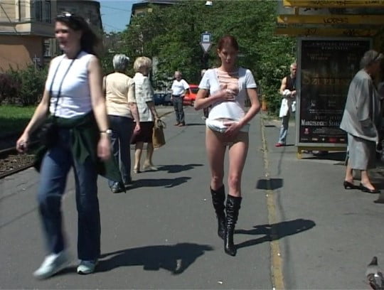 露出狂の野外露出ビデオなら、やっぱり女性器露出ポーズが欲しいサンプル１６