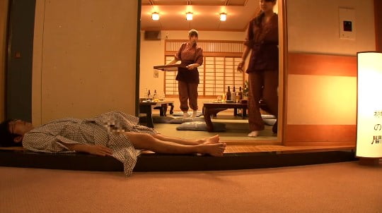 合法露出？温泉旅館の廊下で酔って寝たフリで浴衣からチンポ露出サンプル６２