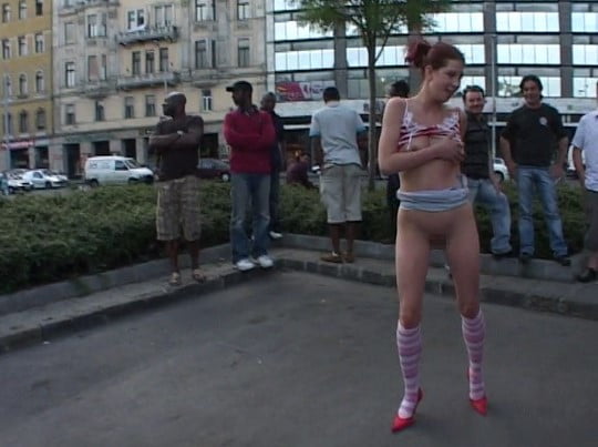 パーキングで車の上でストリップ？否、着衣露出ショー＆立ち小便サンプル３３