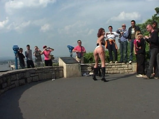 野外ノーパンオマンコ露出ショー！露出放尿、女の立ち小便アリ！サンプル２４