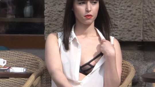 着衣透けオッパイ露出！乳首ポチ＆ポロリ、ボトムレス露出もあるサンプル１６